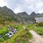 Der kleine Winnebach mit dem Tiefrastenhüttl