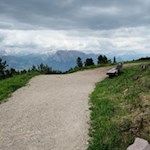 Unterwegs laden zahlreiche Aussichtsbänke zur Zwischenrast