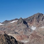 Inmitten der vergletscherten Bergwelt thront das Becherhaus