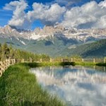 Der Weiher des Wuhnleger vor der Kulisse des Rosengarten