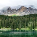 Der-Karersee-vor-der-malerischen-Kulisse-des-Rosengarten