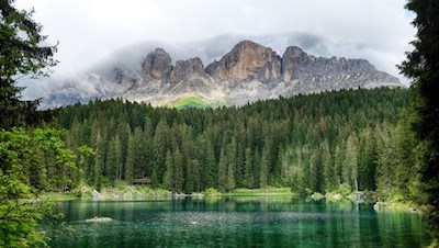 Der Karersee vor der malerischen Kulisse des Rosengarten