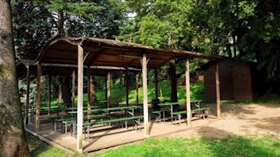 Bänke laden zum Genießen, Lauschen und Verweilen ein