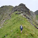 Der letzte Anstieg auf den Steinspitz führt über dessen steinbeschlagene Gipfelflanke