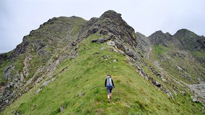 Der letzte Anstieg auf den Steinspitz führt über dessen steinbeschlagene Gipfelflanke