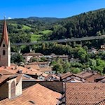 Blick auf die dicht gedrängten Dächer des Künstlerstädtchens Klausen