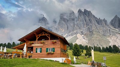 At the foot of the Geisler peaks lies the Casnago Gschnagenhardt mountain hut