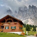 Zu-Füßen-der-Geisler-liegt-die-Gschnagenhardt-Alm