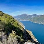 Zu unseren Füßen schimmert der Gardasee