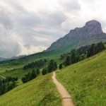 Sanft schlängelt sich der Pfad um den Peitlerkofel