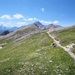 Der Wanderweg Nr. 28 führt durch einsame Bergwiesen