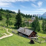 Bei der Gardenacia Hütte zweigt der Weg auf den Para dai Giai ab