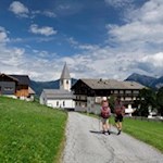 Bei der Dorfkirche zweigt der Höfeweg Nr. 8 ab