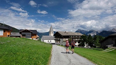 Bei der Dorfkirche zweigt der Höfeweg Nr. 8 ab
