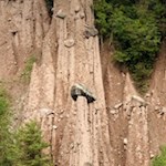 Die Decksteine schützen die Erdpyramiden vor dem Verfall