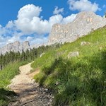 Vor der Kulisse des Rosengarten zur Almhütte Messnerjoch