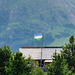 Die ladinische Fahne heißt die Gäste willkommen