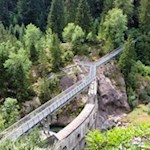 Brücke am Staudamm in Moos