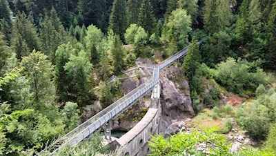 Brücke am Staudamm in Moos