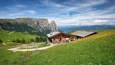 Sattler Schwaige vor der Kulisse des Schlern
