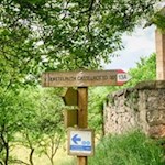 Am Kirchlein St. Valentin weist die Markierung Nr. 13A den Weg nach Kastelruth