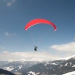 Auch die Pa­ra­gli­der laben sich an der bezaubernden Landschaft