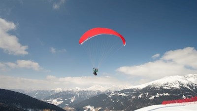 Auch die Pa­ra­gli­der laben sich an der bezaubernden Landschaft
