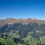 Auf der gegenüberliegenden Seite stechen die kalkweißen Telfer Weißen ins Auge