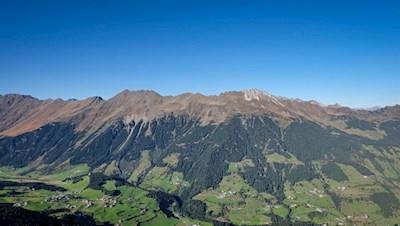 Auf der gegenüberliegenden Seite stechen die kalkweißen Telfer Weißen ins Auge