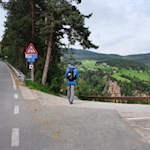 Hinter dem Café Erdpyramiden zweigt der Weg rechts ab