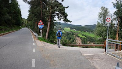 Hinter dem Café Erdpyramiden zweigt der Weg rechts ab