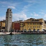 Am-alten-Hafenbecken-Rivas-erhebt-sich-der-34-m-hohe-Torre-Apponale