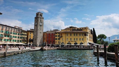 Am alten Hafenbecken Rivas erhebt sich der 34 m hohe Torre Apponale