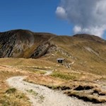 Sanft schlängelt sich der Wanderweg durch die stille Landschaft