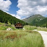 Die Wanderung zur Pranter Stadlhütte führt durch eine idyllische Almlandschaft