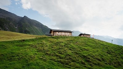 Auf einem sonnenbeschienenen Hang thront die Stegeralm 