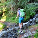 Unterwegs quert man einen kleinen Bachlauf