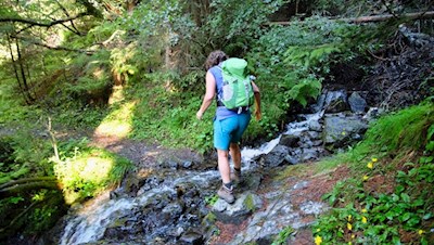 Unterwegs quert man einen kleinen Bachlauf