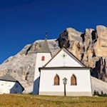 Vor den schroff abfallenden Felswänden des Heiligkreuzkofel thront das pittoreske Wallfahrtskirchlein
