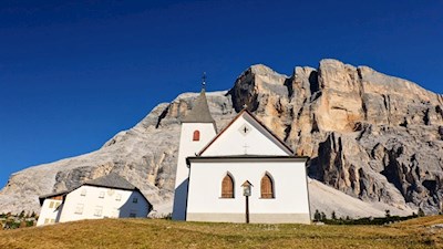 Vor den schroff abfallenden Felswänden des Heiligkreuzkofel thront das pittoreske Wallfahrtskirchlein