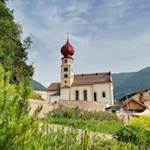 Die Wanderung nach St. Zyprian beginnt bei der Pfarrkirche in Tiers