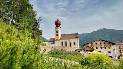 Die Wanderung nach St. Zyprian beginnt bei der Pfarrkirche in Tiers
