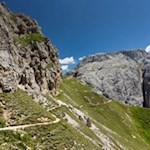 Der schmale Pfad zum Tierser Alpl führt über abschüssiges Gelände