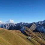 Die Schlüterhütte wird von hellgrauen Dolomiten umrahmt
