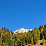 Blick auf den kalkweißen Paresberg