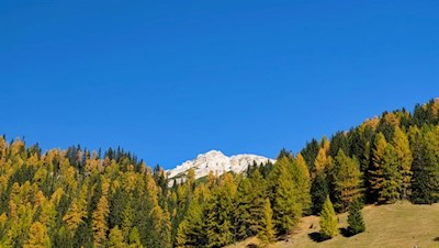 Blick auf den kalkweißen Paresberg