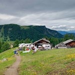 Die-Gostner-Schwaige-vor-der-Kulisse-des-Puflatsch