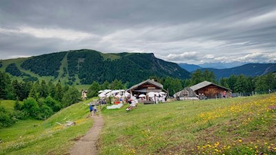 Die Gostner Schwaige vor der Kulisse des Puflatsch