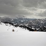 Abfahrt vor der malerischen Kulisse der Dolomiten