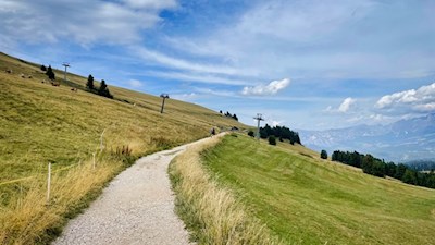 Am Fuße des Weißhorn führt der aussichtsreiche Weg zur Neuhütt Alm